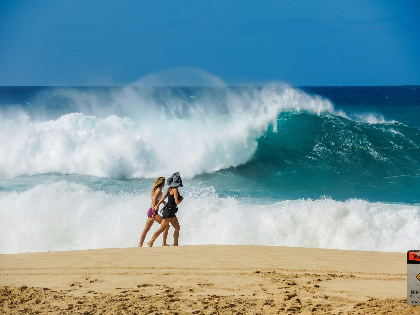 Exploring Pipeline Beach, Hawaii: A Surfing Paradise